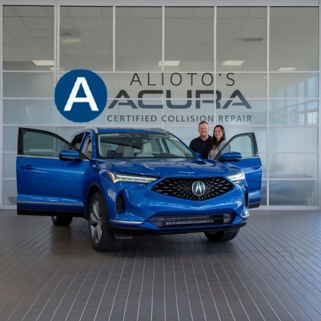 Acura-car-with-customers-at-Aliotos-Auto-Auto-Body
